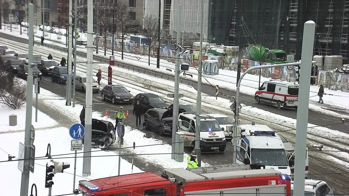 Hromadné nehody v Praze: Po srážce se sanitkou na Žižkově i na okruhu jsou zranění